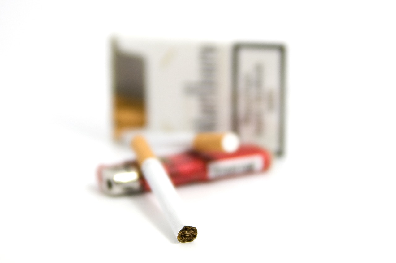 电影院内吸烟的权益与健康权衡，禁烟与否的探讨