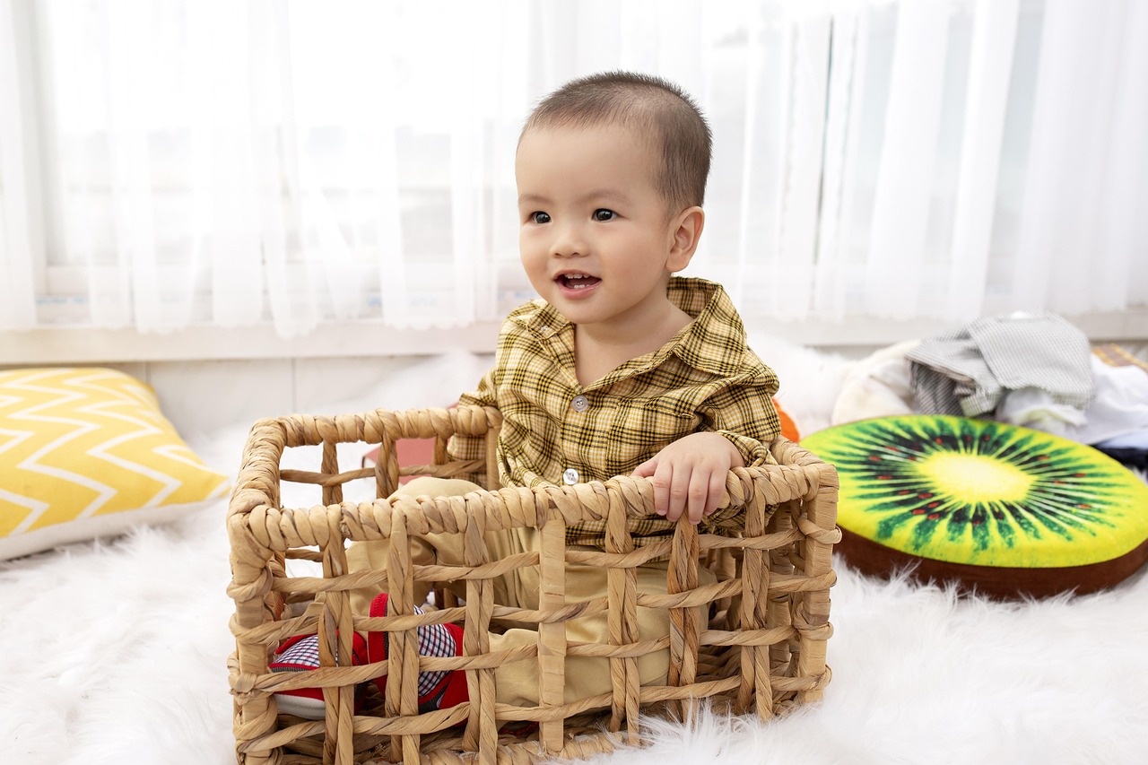 科学解读，婴幼儿观看电视的年龄及注意事项，婴儿何时适宜看电视？